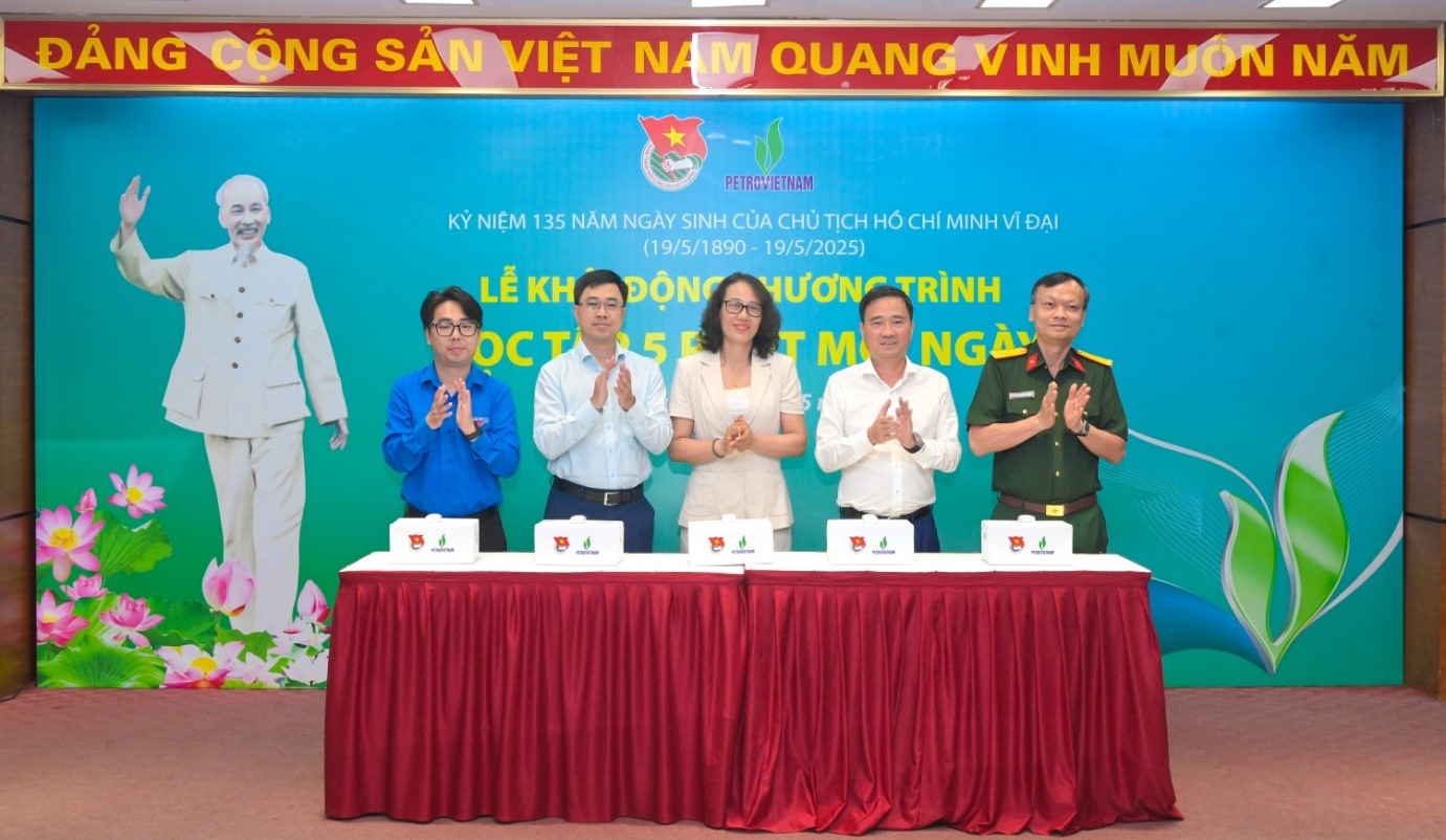 Các đại biểu thực hiện nghi thức khởi động chương trình tại điểm cầu Hà Nội